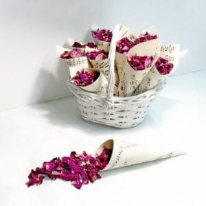 Természetes konfetti szórás, szárított rózsaszirom virágszirom, esküvői konfetti hagyomány, sziromszóró tölcsér