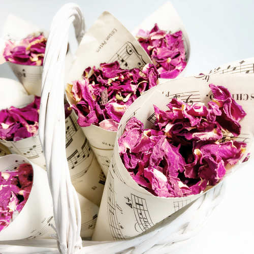 Természetes konfetti szórás, szárított rózsaszirom virágszirom, esküvői konfetti hagyomány, sziromszóró tölcsér