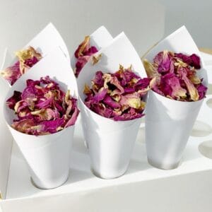 Természetes konfetti szórás, szárított pink rózsaszirom esküvői konfetti hagyomány, sziromszóró tölcsérben 2