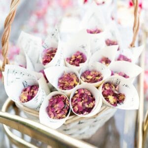 természetes esküvői konfetti, szárított szirom, esküvői szirom, konfetti szórás