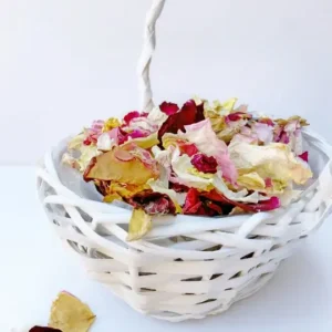 Színes rózsaszirmok kosárban