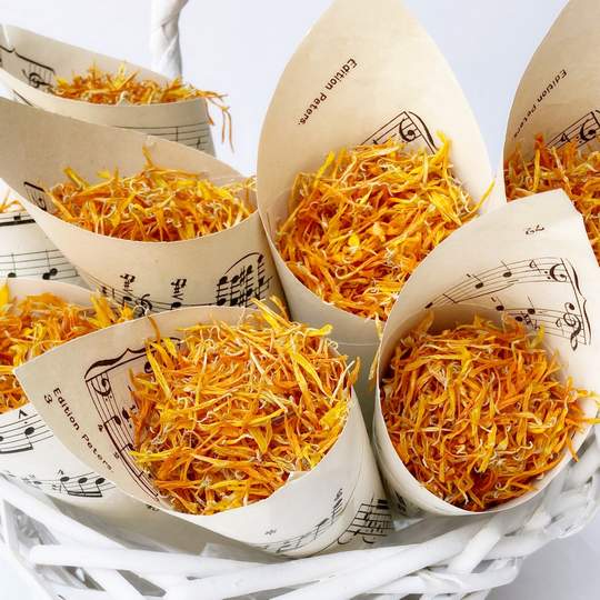 természetes esküvői konfetti, szárított szirom, esküvői szirom, konfetti szórás