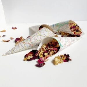 Természetes konfetti szórás, szárított rózsaszirom virágszirom, esküvői konfetti hagyomány, sziromszóró tölcsér