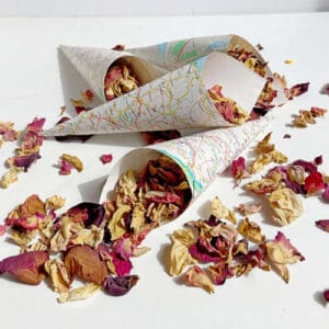 Természetes konfetti szórás, szárított rózsaszirom virágszirom, esküvői konfetti hagyomány, sziromszóró tölcsér