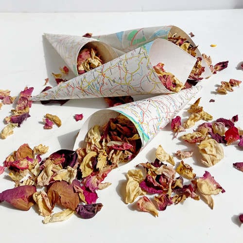 Természetes konfetti szórás, szárított rózsaszirom virágszirom, esküvői konfetti hagyomány, sziromszóró tölcsér