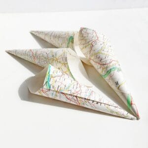 Természetes esküvői konfetti szórás, térképes sziromszoro tólcsér