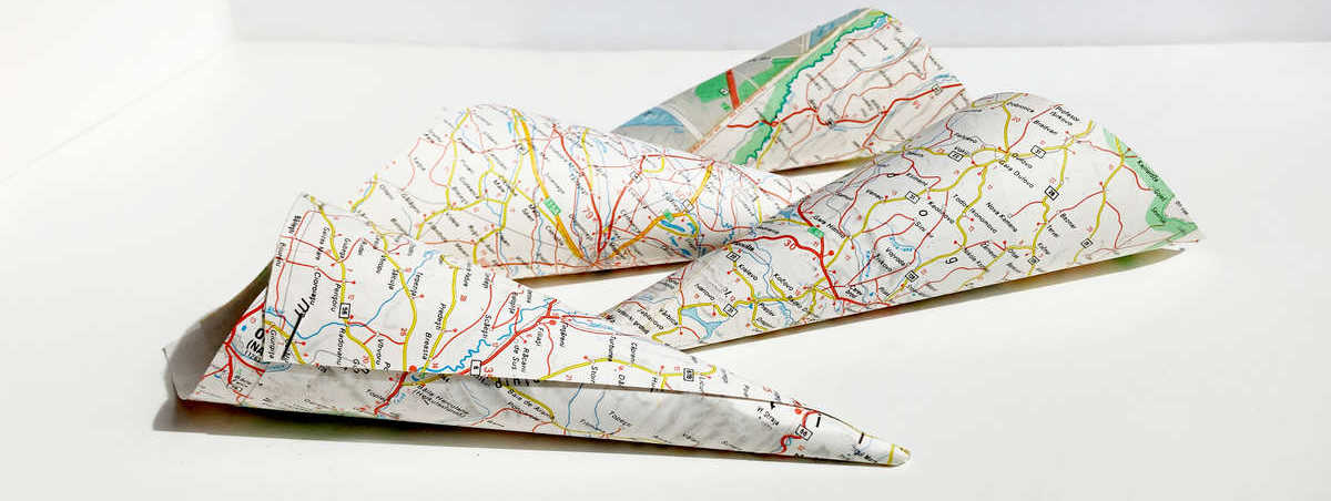 Természetes esküvői konfetti szórás, térképes sziromszoro tólcsér