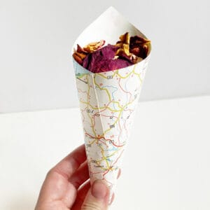 Természetes konfetti szórás, szárított rózsaszirom virágszirom, esküvői konfetti hagyomány, sziromszóró tölcsér