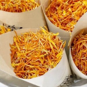 Természetes konfetti szórás, szárított körömvirág virágszirom, esküvői konfetti hagyomány, sziromszóró tölcsér