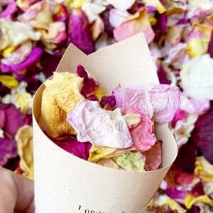 Természetes konfetti szórás, szárított rózsaszirom virágszirom, esküvői konfetti hagyomány, sziromszóró tölcsér