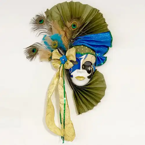 Madártollas DIY ajándékötletek 7 Álarcos falidísz pávatollakkal