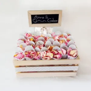 pinkes tarka szárított rózsaszirom ládában