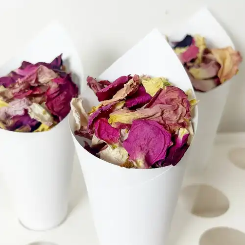 lilás tarka szirmok konfettitartóban