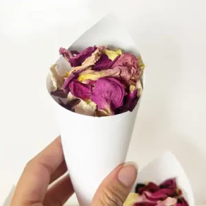 lila szirmok fehér tölcsérben