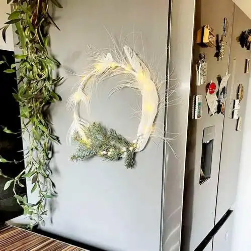 Őszi-téli DIY alkotások, toll dekorációk 11 Fehér pávatollas koszorú fényekkel, otthon