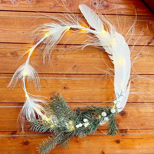 Őszi-téli DIY alkotások, toll dekorációk 10 Fehér pávatollas koszorú fényekkel