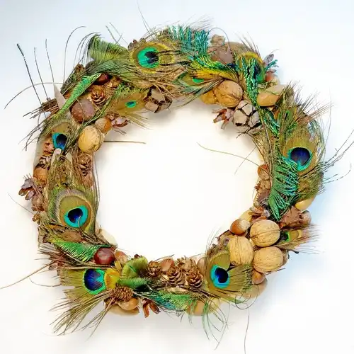 Őszi-téli DIY alkotások, toll dekorációk 3 Őszi koszorú dióval és pávaszemekkel