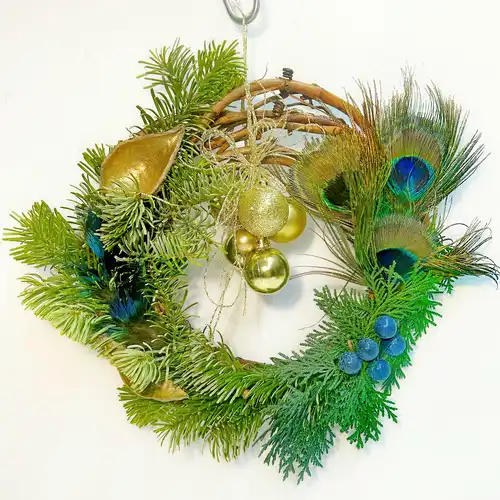 Őszi-téli DIY alkotások, toll dekorációk 12 Pávatollas karácsonyi koszorú