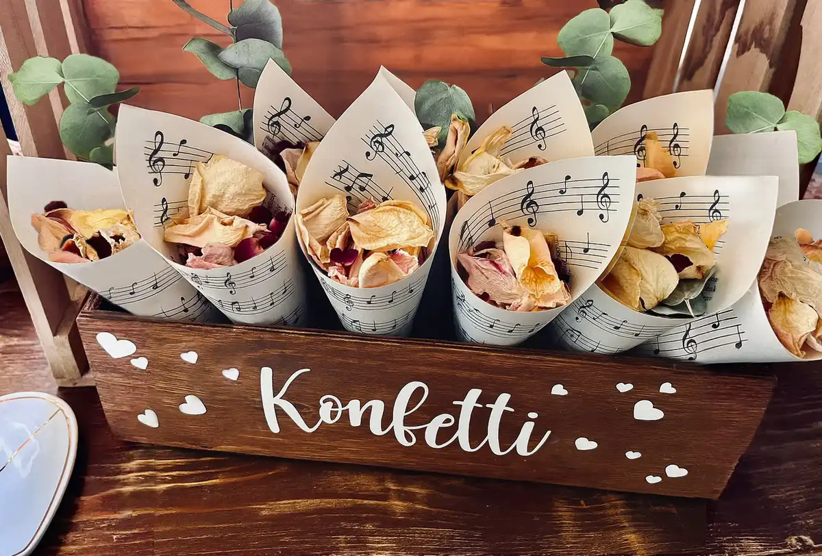 Őszi rózsaszirom konfetti tartóban