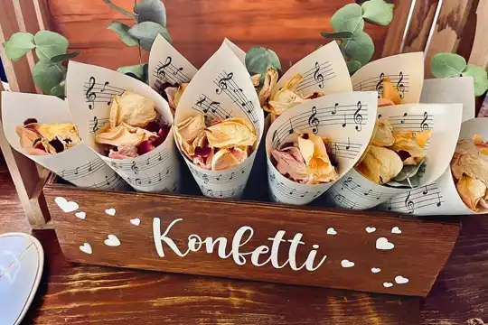 esküvői sziromszórás konfettik