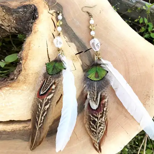 Fülbevaló tollakkal