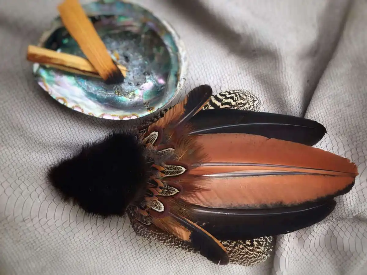 füstlegyező madártollakból